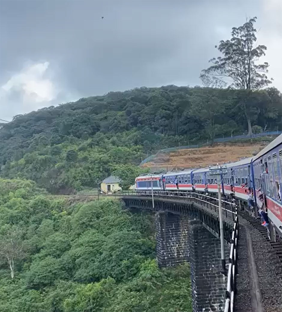 iconic train in sri lanka