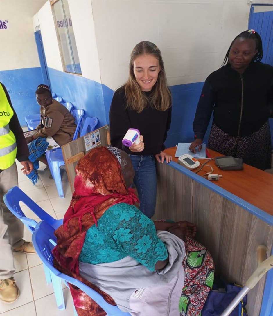 anna volunteering in kenya 